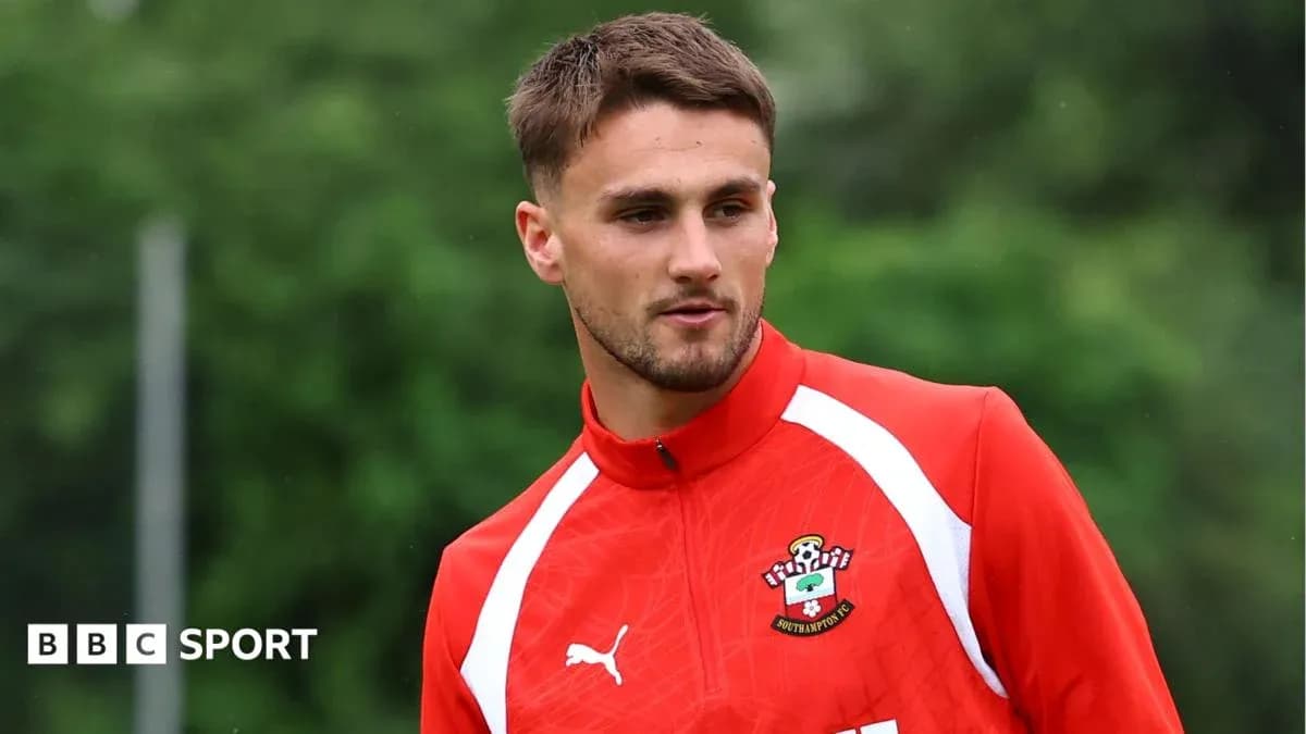Futbolçu məşq zamanı Southampton formasında