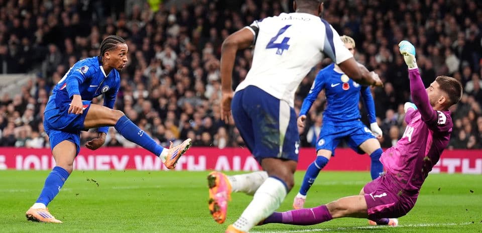 Chelsea oyunçusu qapıya zərbə vurur