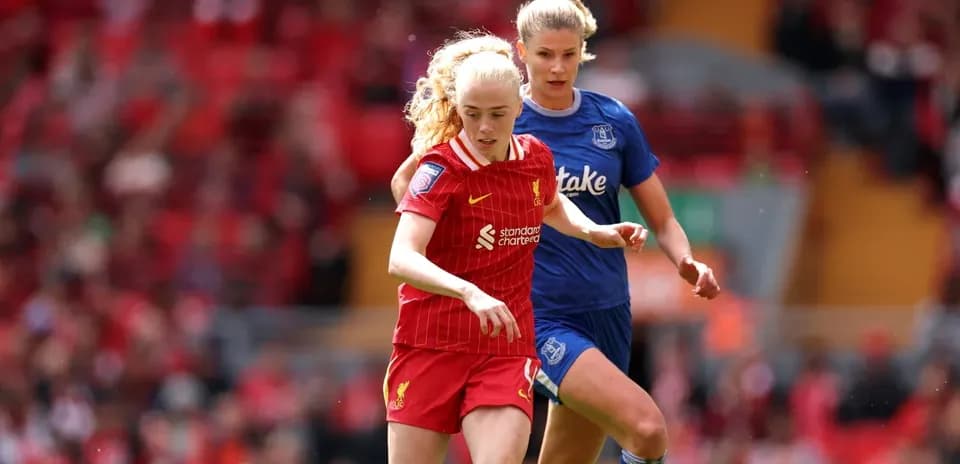 Liverpool və Everton qadın futbolçuları topu mübarizə aparır