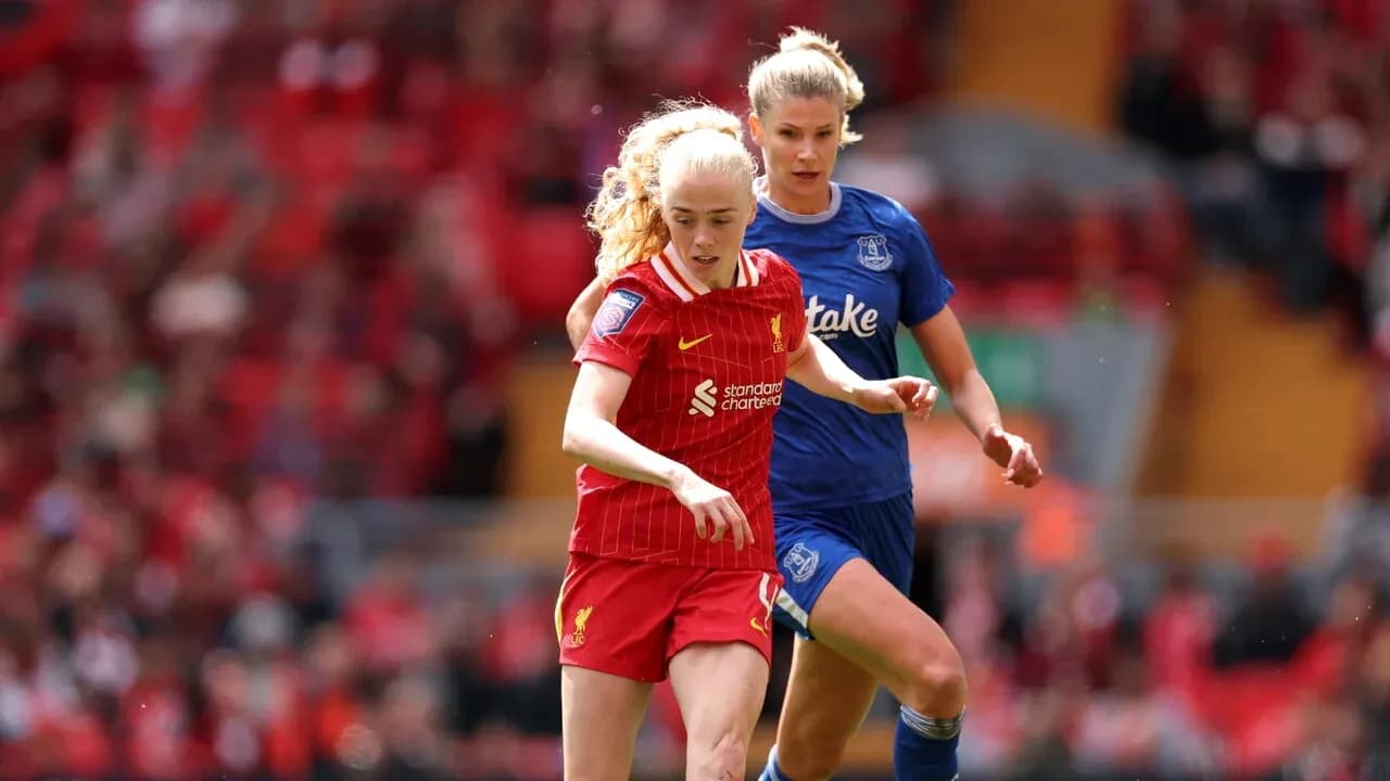 Liverpool və Everton qadın futbolçuları topu mübarizə aparır
