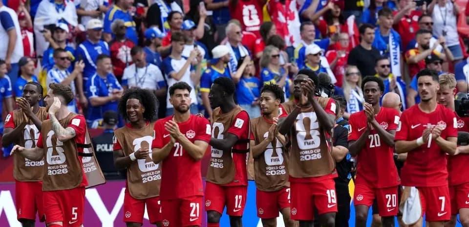 Kanada futbol komandası oyun sonrası azarkeşləri alqışlayır