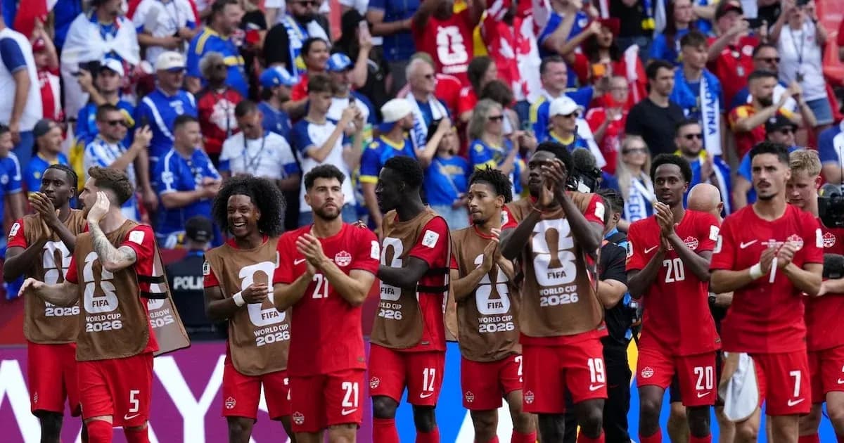 Kanada futbol komandası oyun sonrası azarkeşləri alqışlayır