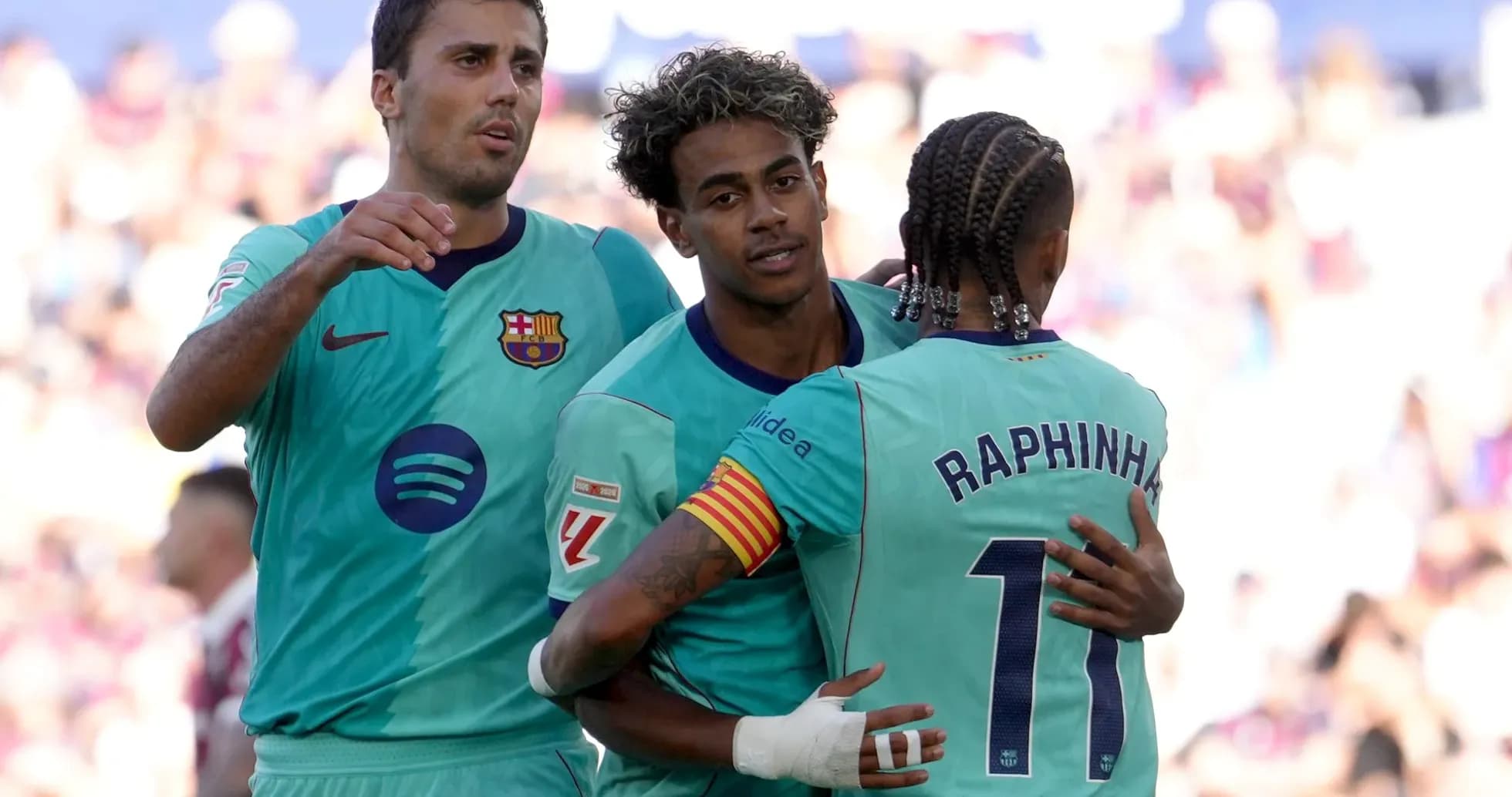 Barcelona oyunçuları qolu qeyd edirlər