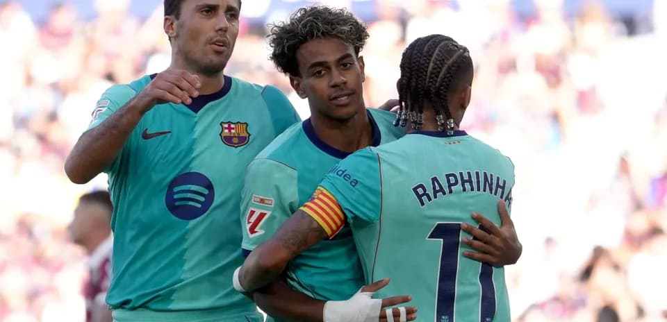 Barcelona oyunçuları qolu qeyd edirlər