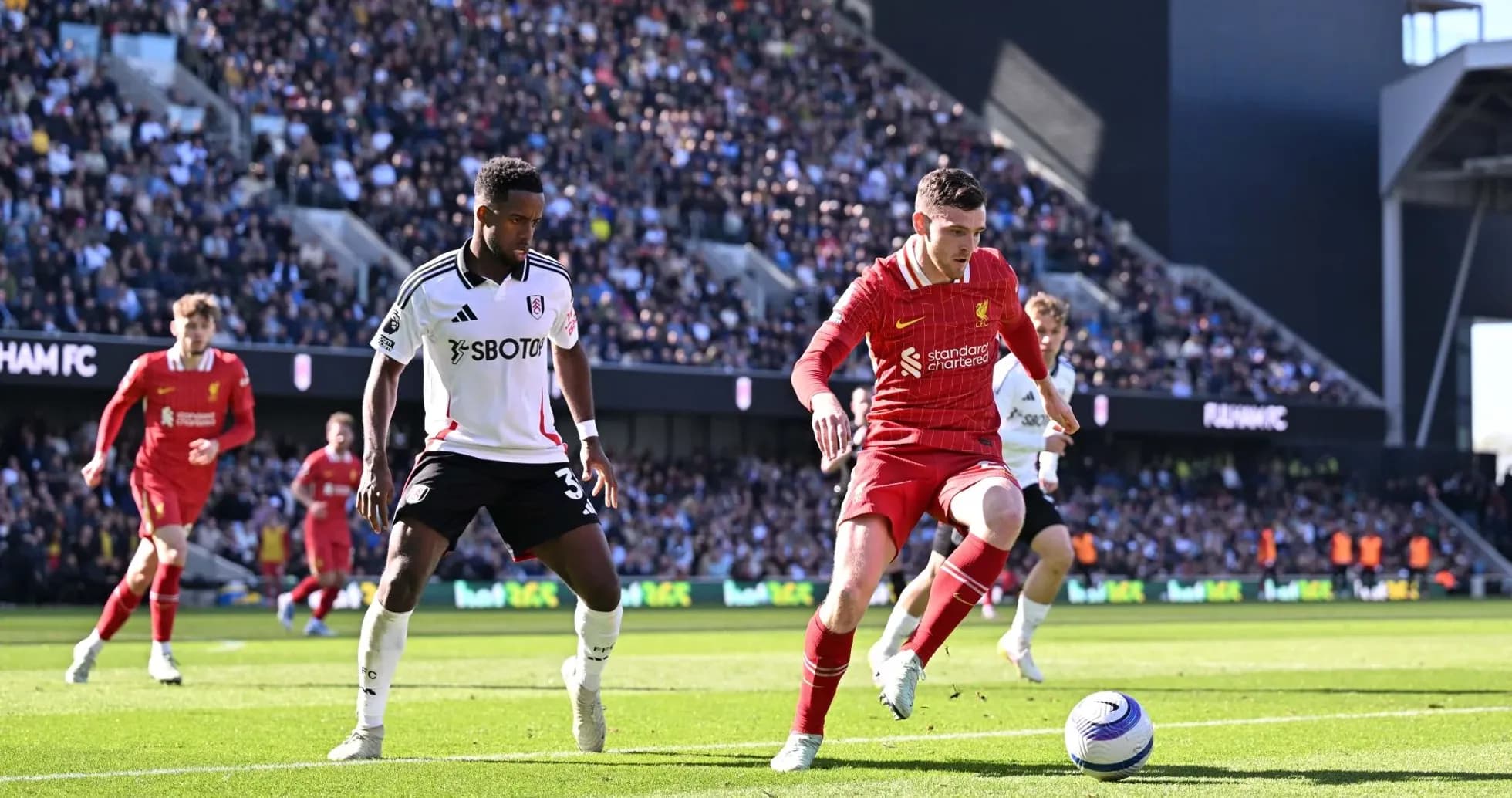 Liverpool və Fulham oyunçuları top üçün mübarizə aparır