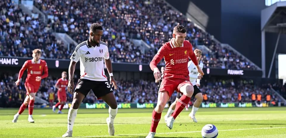 Liverpool və Fulham oyunçuları top üçün mübarizə aparır