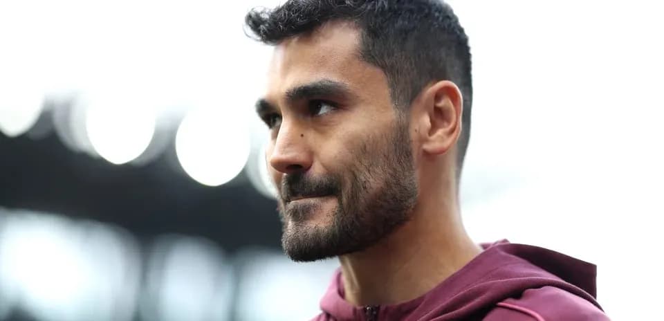 Futbolçu mətbuat konfransında diqqətlə baxır