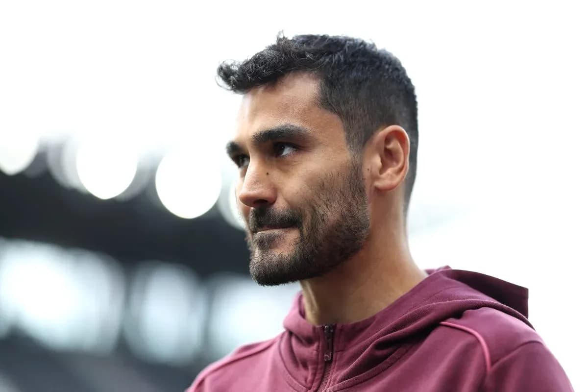 Futbolçu mətbuat konfransında diqqətlə baxır