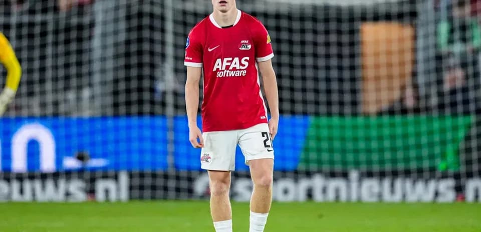Futbolçu AZ Alkmaar formasında oyun sahasında durur