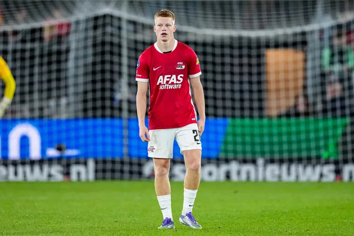 Futbolçu AZ Alkmaar formasında oyun sahasında durur Futbolçu AZ Alkmaar formasında oyun sahasında durur