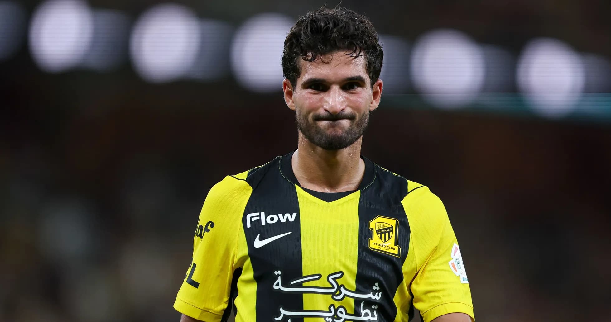 Futbolçu İttihad klubunun forma geyinib, meydanda
