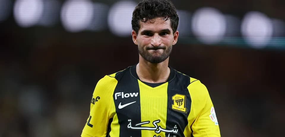 Futbolçu İttihad klubunun forma geyinib, meydanda