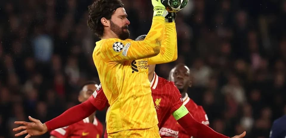 Alisson topu tutarkən, Liverpool oyunçuları