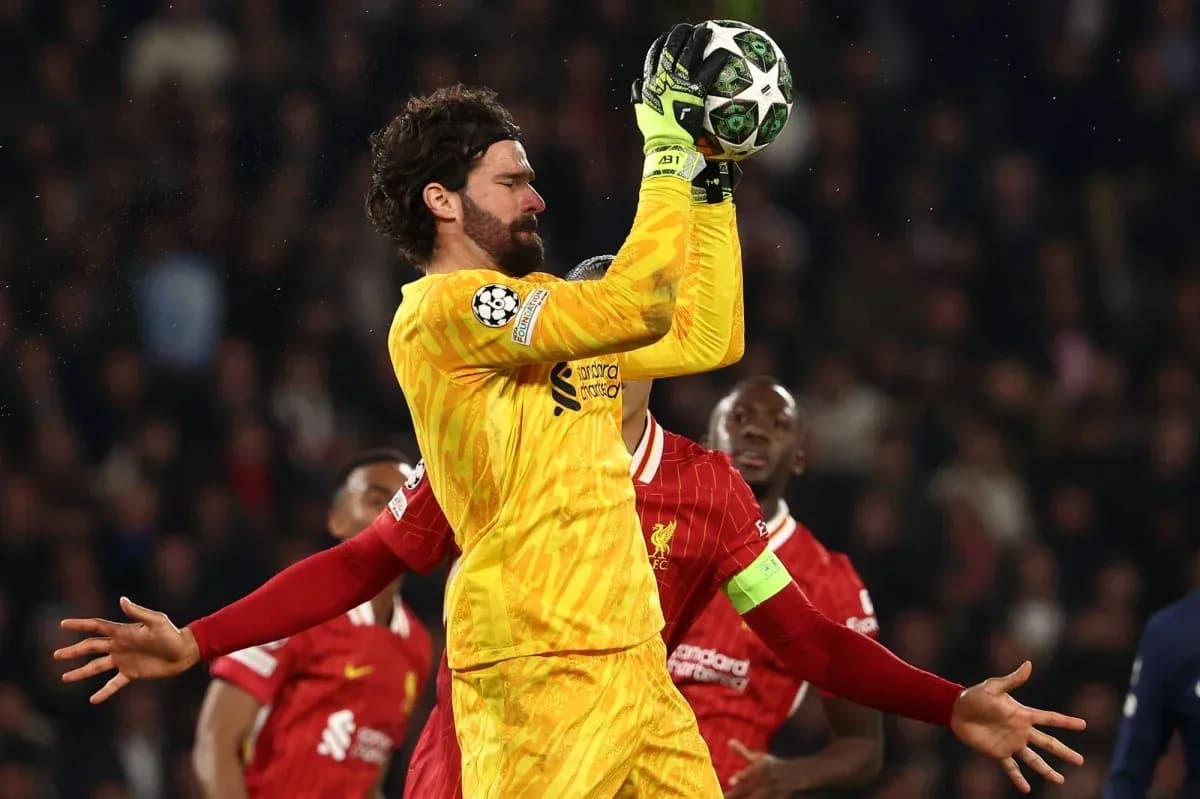 Alisson topu tutarkən, Liverpool oyunçuları
