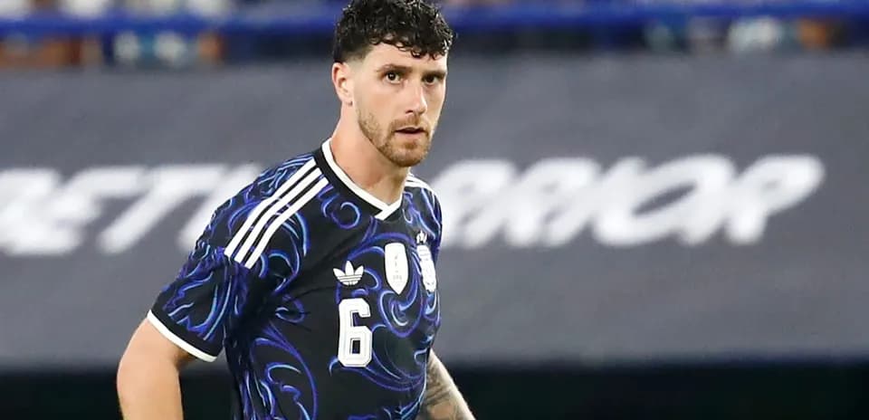 Futbolçu oyun zamanı sahədə görünür