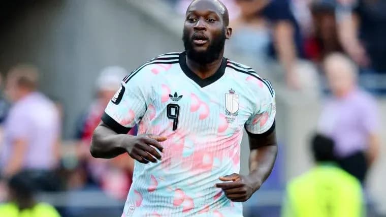 Futbolçu 9 nömrəli forma ilə qaçır