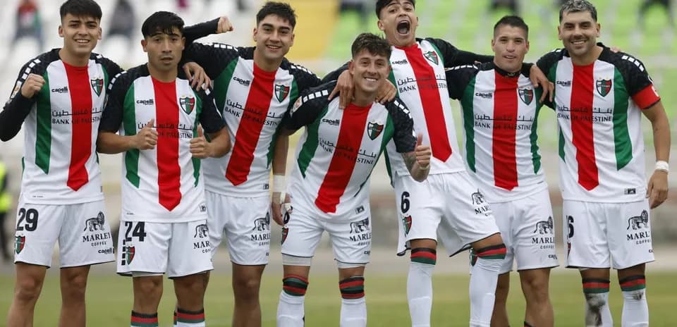 Palestino komandası oyunçuları birlikdə