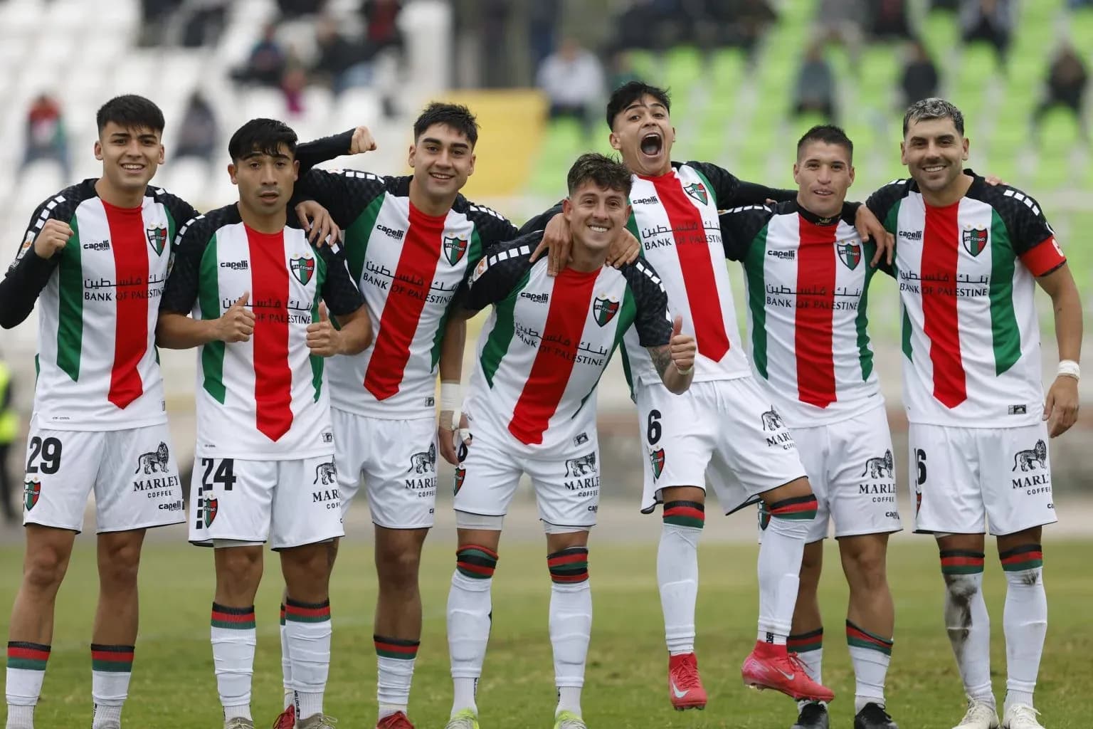 Palestino komandası oyunçuları birlikdə
