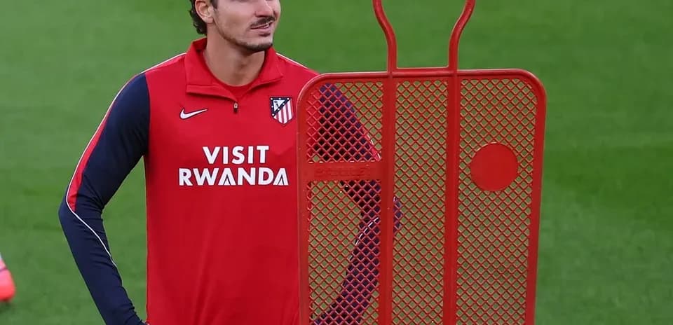 Futbolçu məşq zamanı məşq avadanlığı ilə