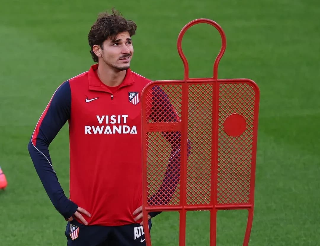 Futbolçu məşq zamanı məşq avadanlığı ilə