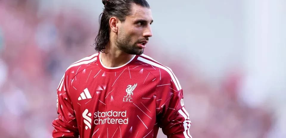 Futbolçu Liverpool formasında oyun öncəsi durub