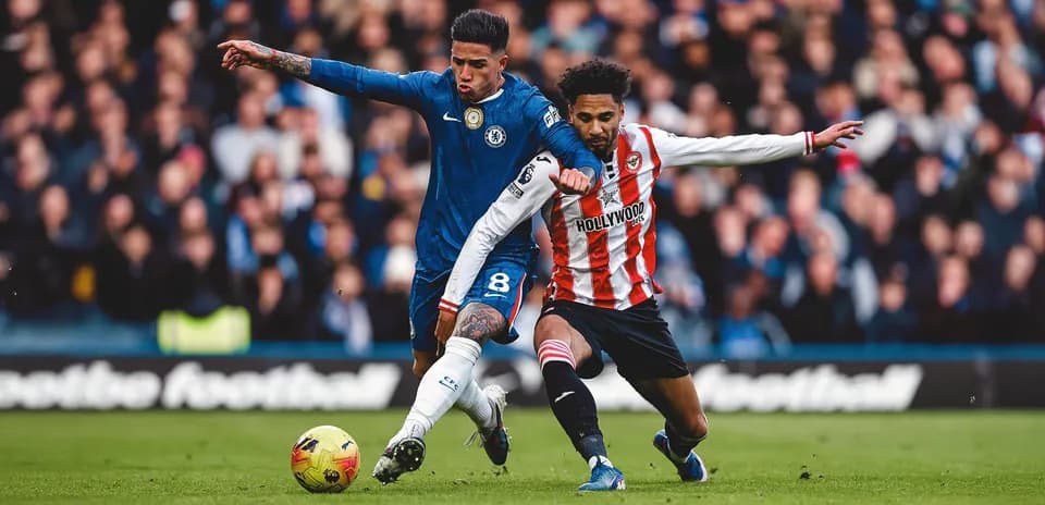 Brentford və Chelsea oyununda topa mübarizə
