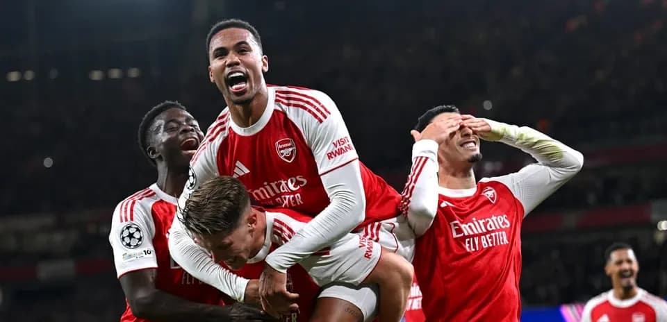 Arsenal oyunçuları sevinir