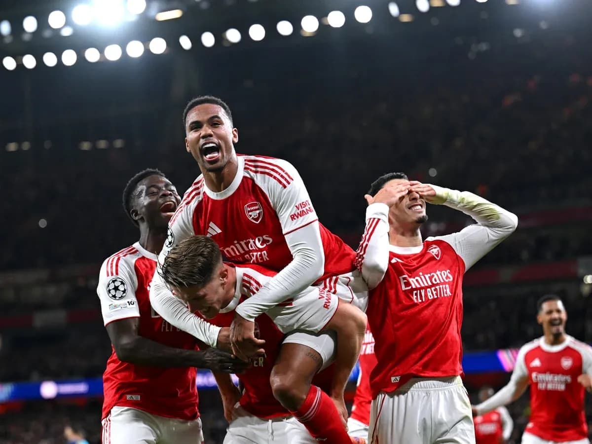 Arsenal oyunçuları sevinir