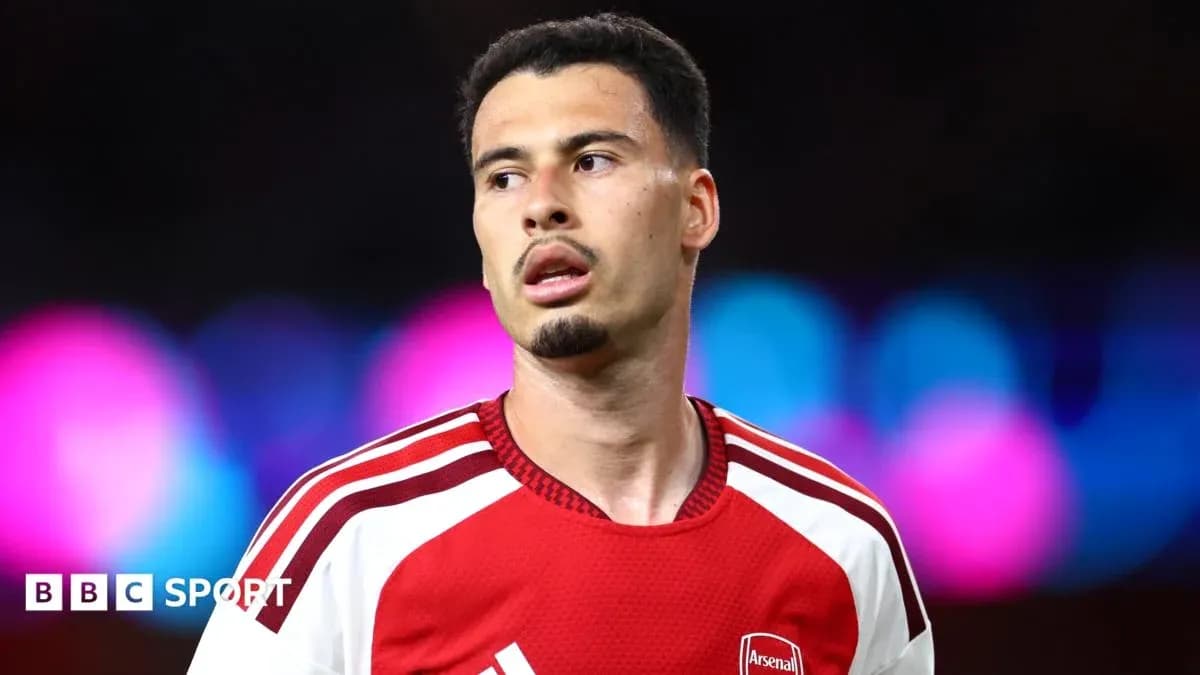 Futbolçu Arsenal formasında mavi fon arxasında
