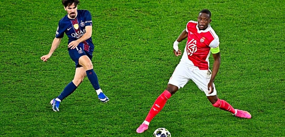 PSG və Monako futbolçuları top üçün mübarizə aparır