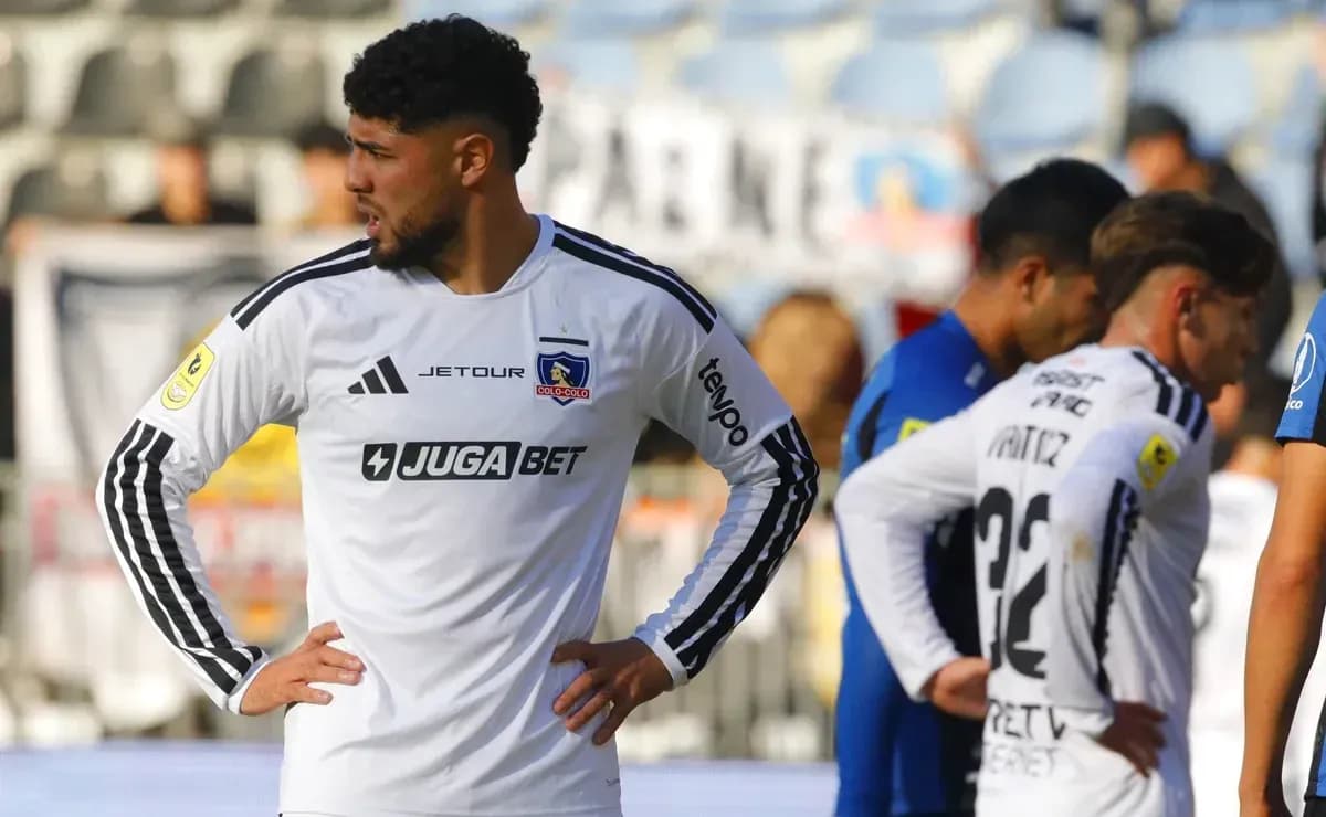 Colo Colo futbolçusu matç zamanı