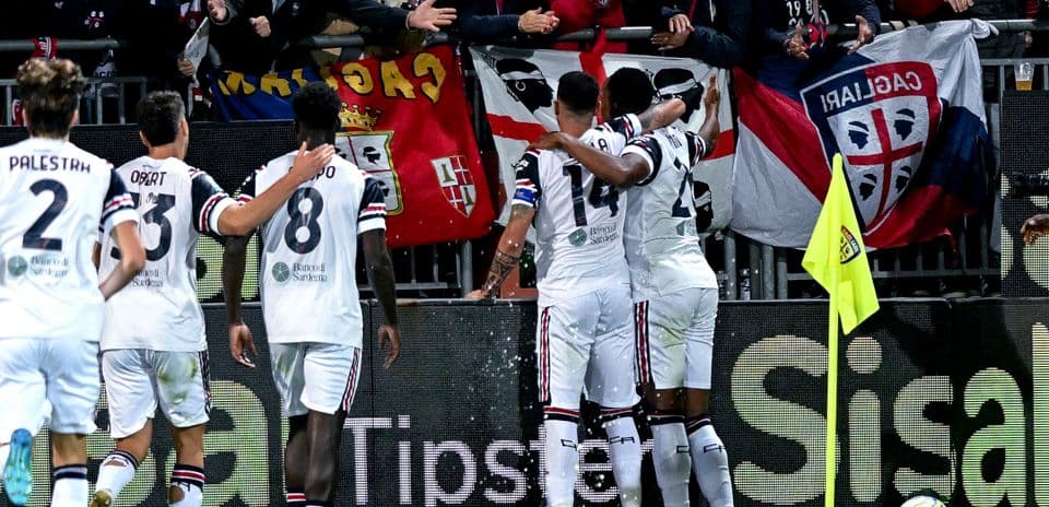Cagliari futbolçuları azarkeşlərlə qeyd edirlər