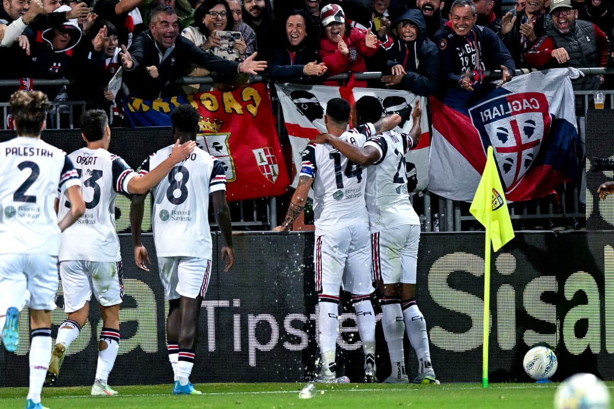 Cagliari futbolçuları azarkeşlərlə qeyd edirlər