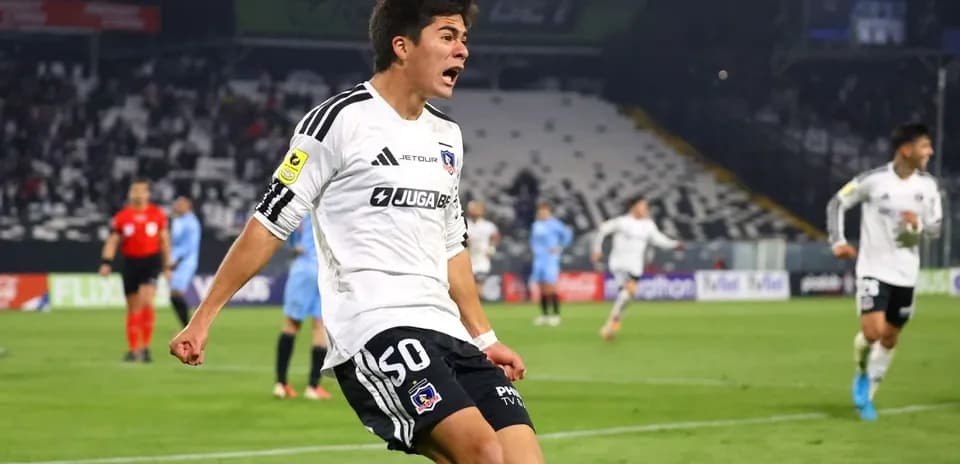 Colo Colo oyunçusu qol sevinci yaşayır