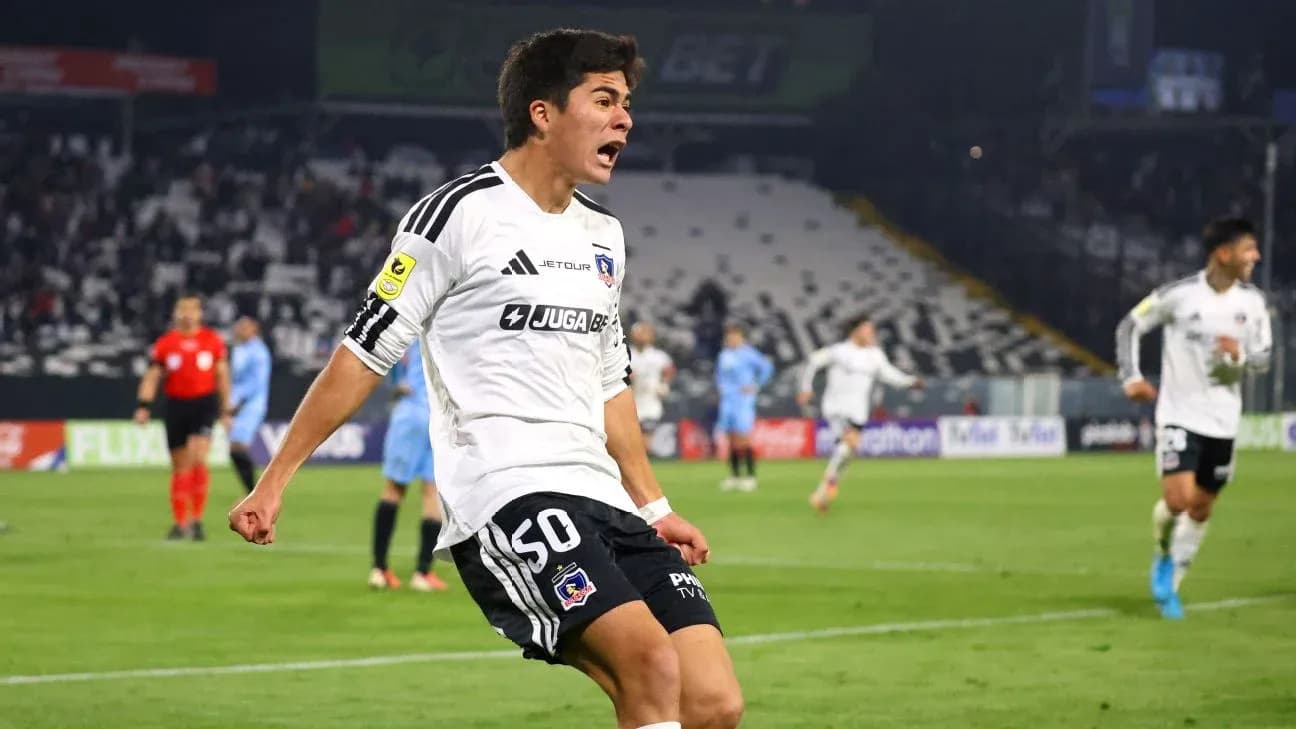 Colo Colo oyunçusu qol sevinci yaşayır