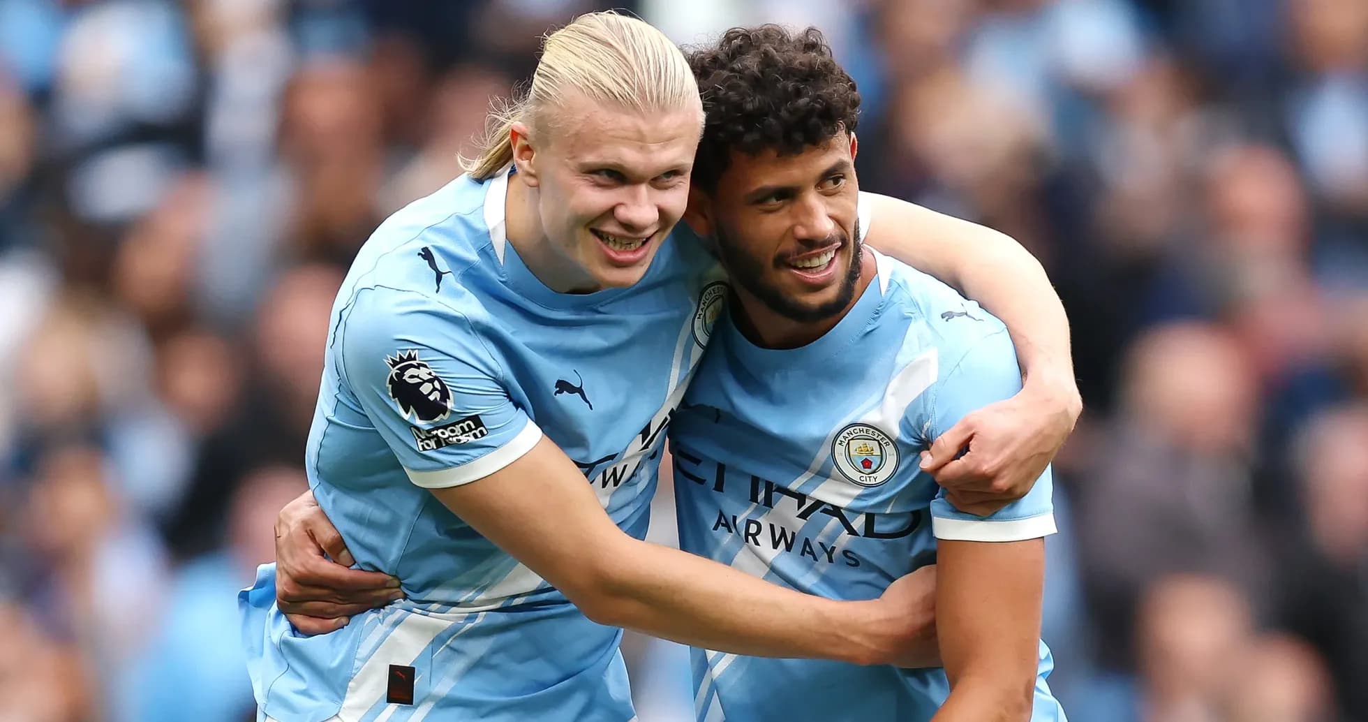 İki Manchester City oyunçusu bir-birini təbrik edir