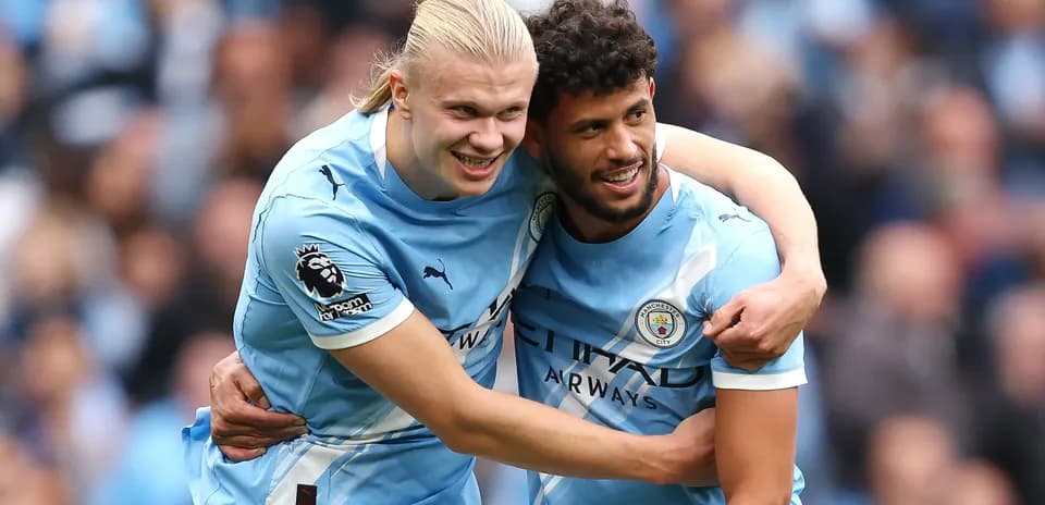 İki Manchester City oyunçusu bir-birini təbrik edir