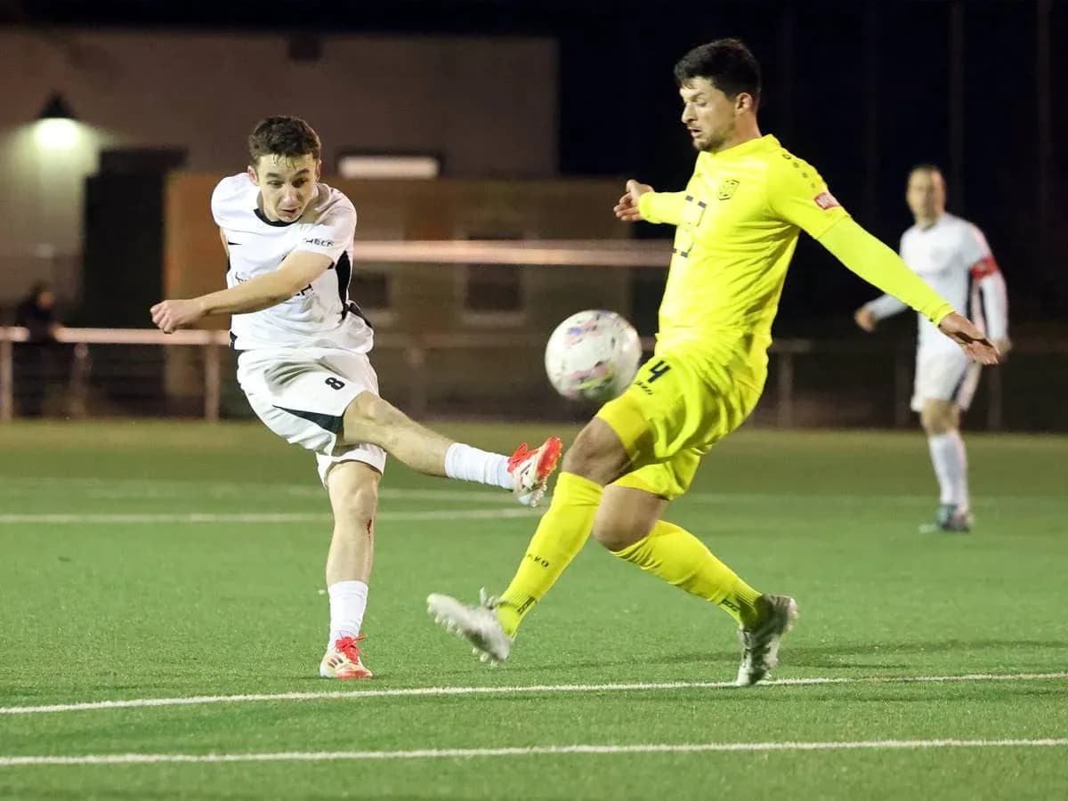 Monheim futbolçusu topa vurur