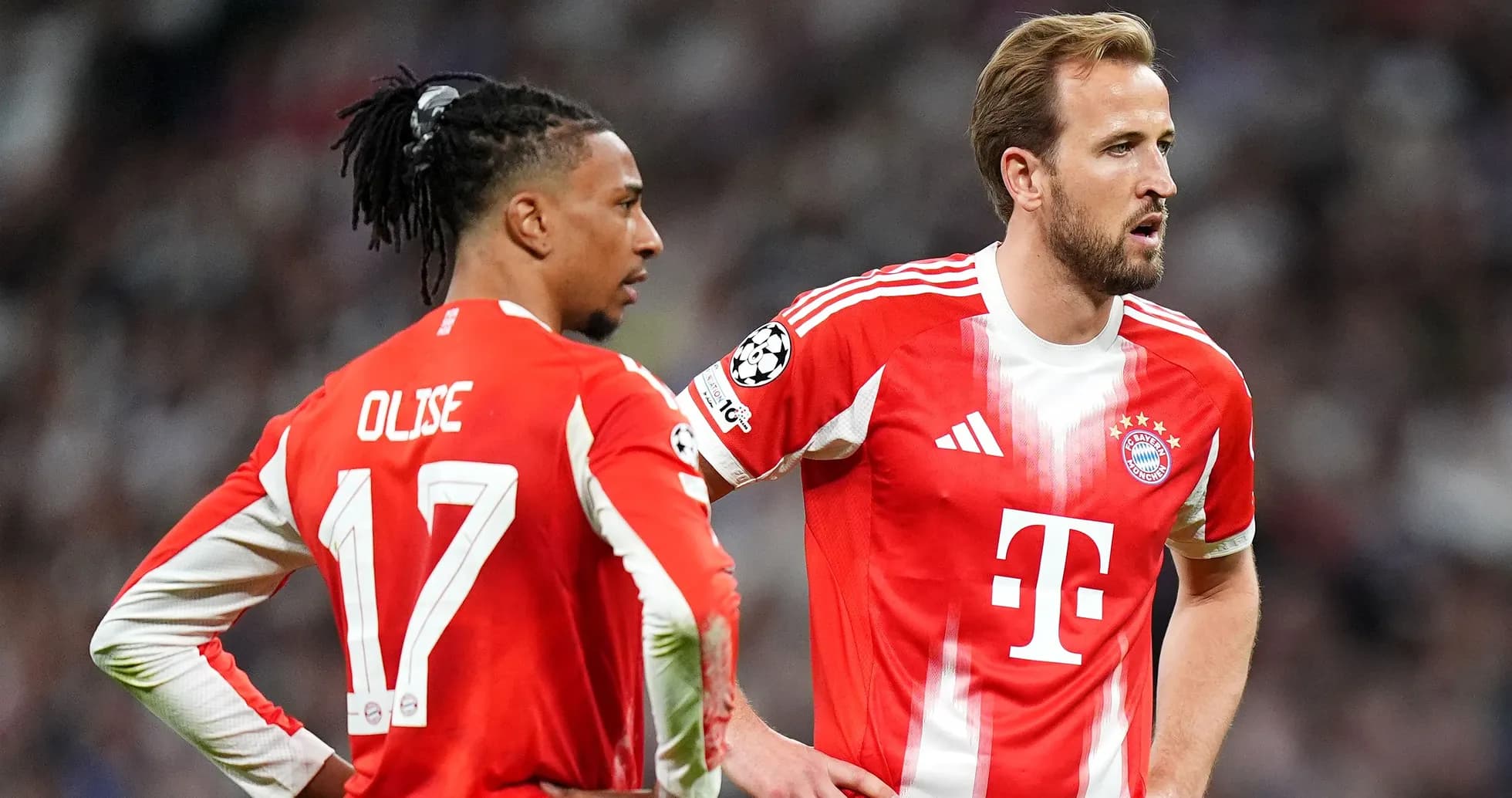 Bayern Munich players discussing on the pitch