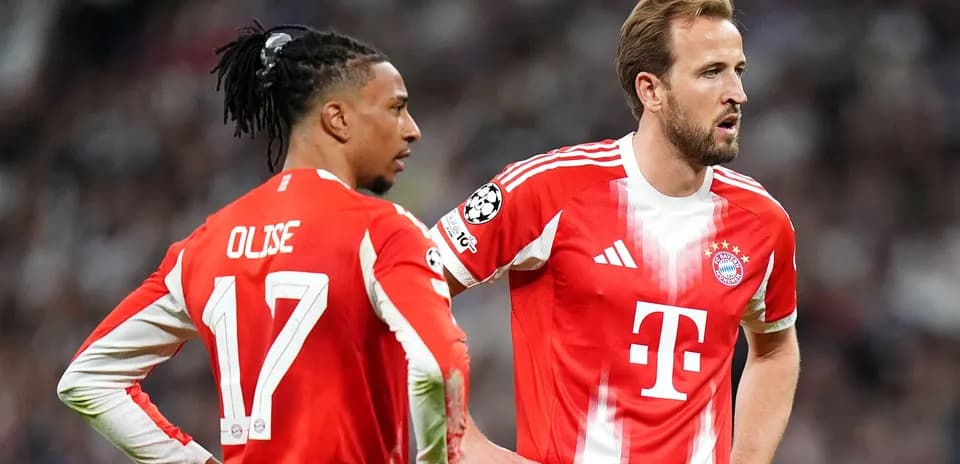 Bayern Munich players discussing on the pitch