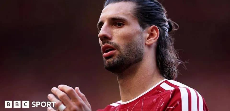 Futbolçu oyun zamanı hazırlıqda danışır
