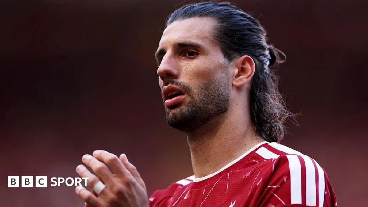 Futbolçu oyun zamanı hazırlıqda danışır