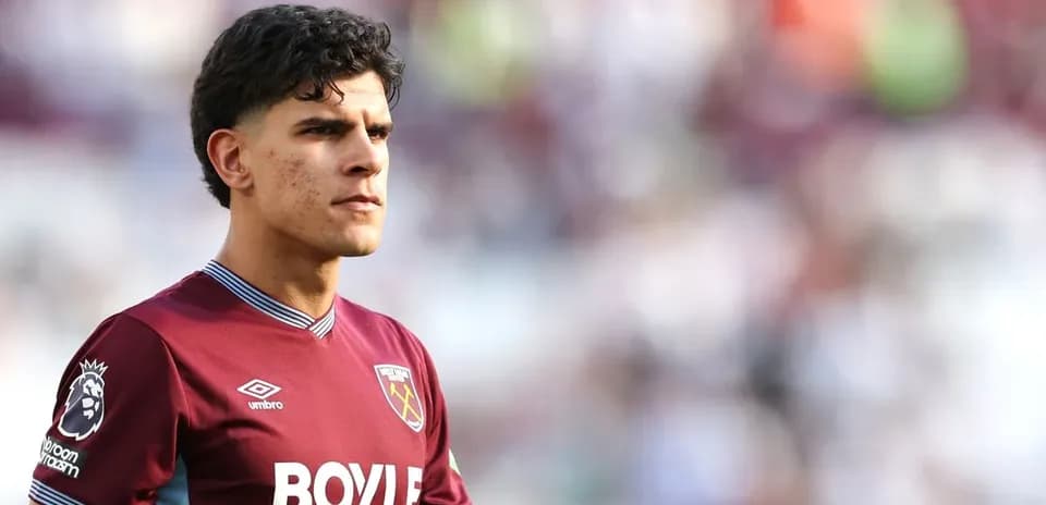Futbolçu West Ham formasında stadionda durur