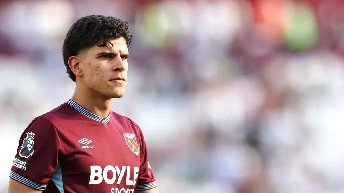 Futbolçu West Ham formasında stadionda durur