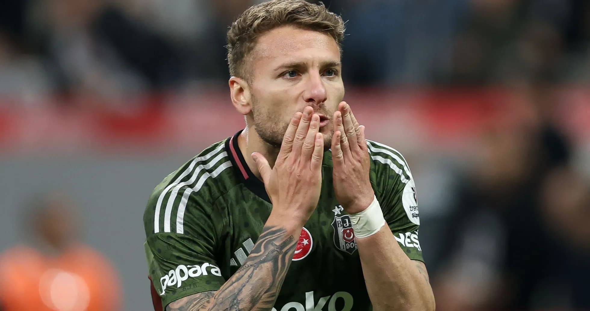 Futbolçu meydanda alqış edir