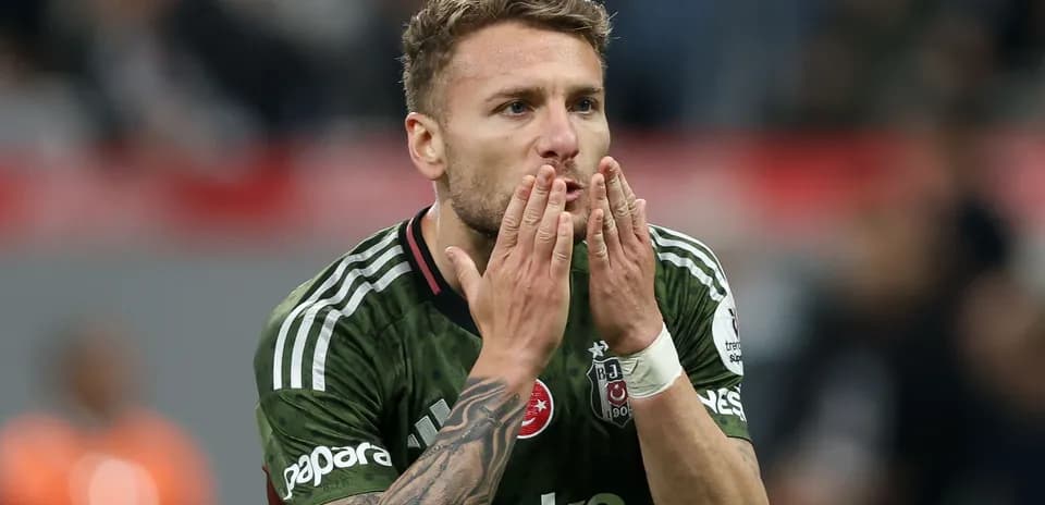 Futbolçu meydanda alqış edir