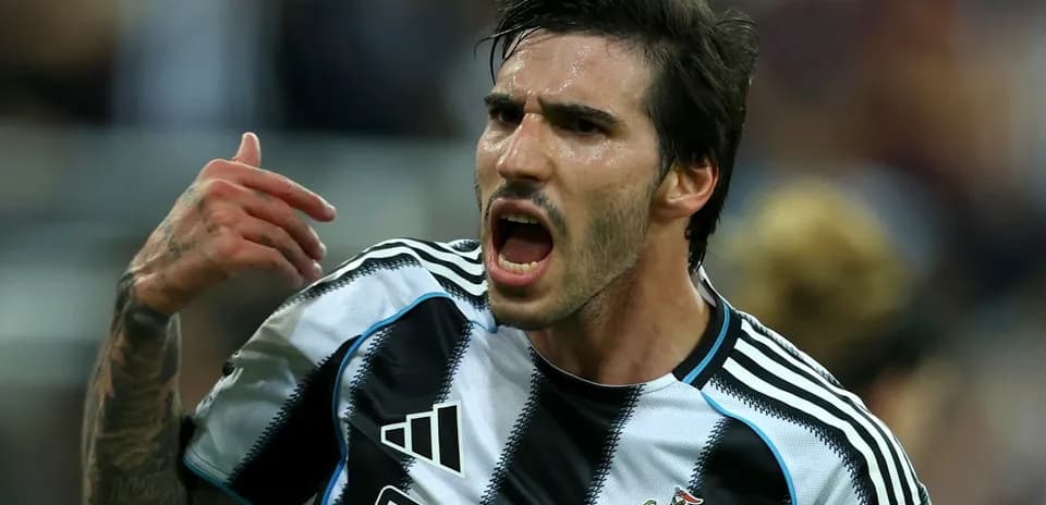 Futbolçu Newcastle formasında, məyus görünərək danışır