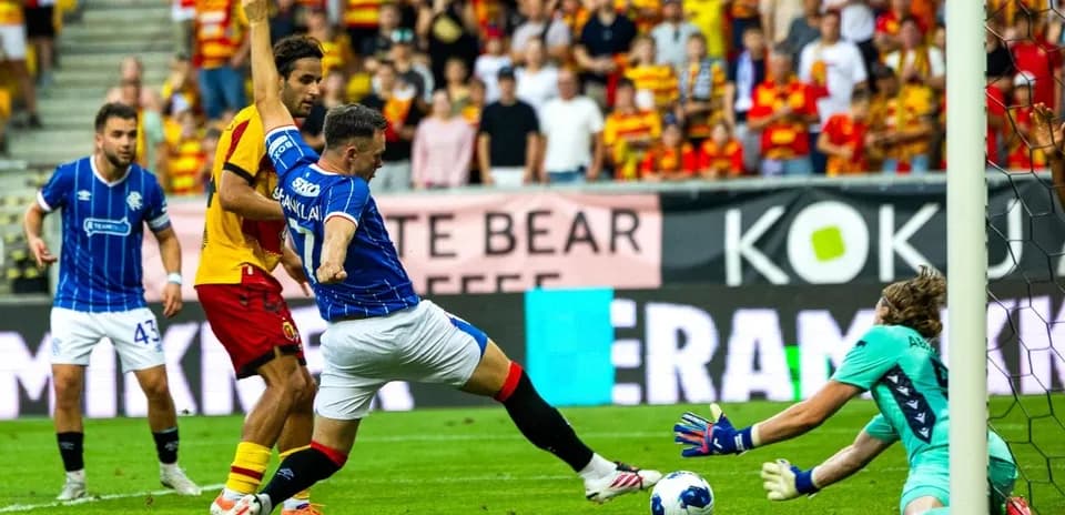 Rangers və Jagiellonia matçı zamanı topa hücum