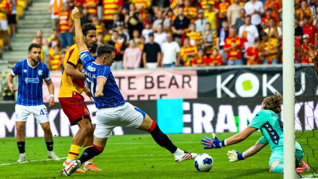 Rangers və Jagiellonia matçı zamanı topa hücum