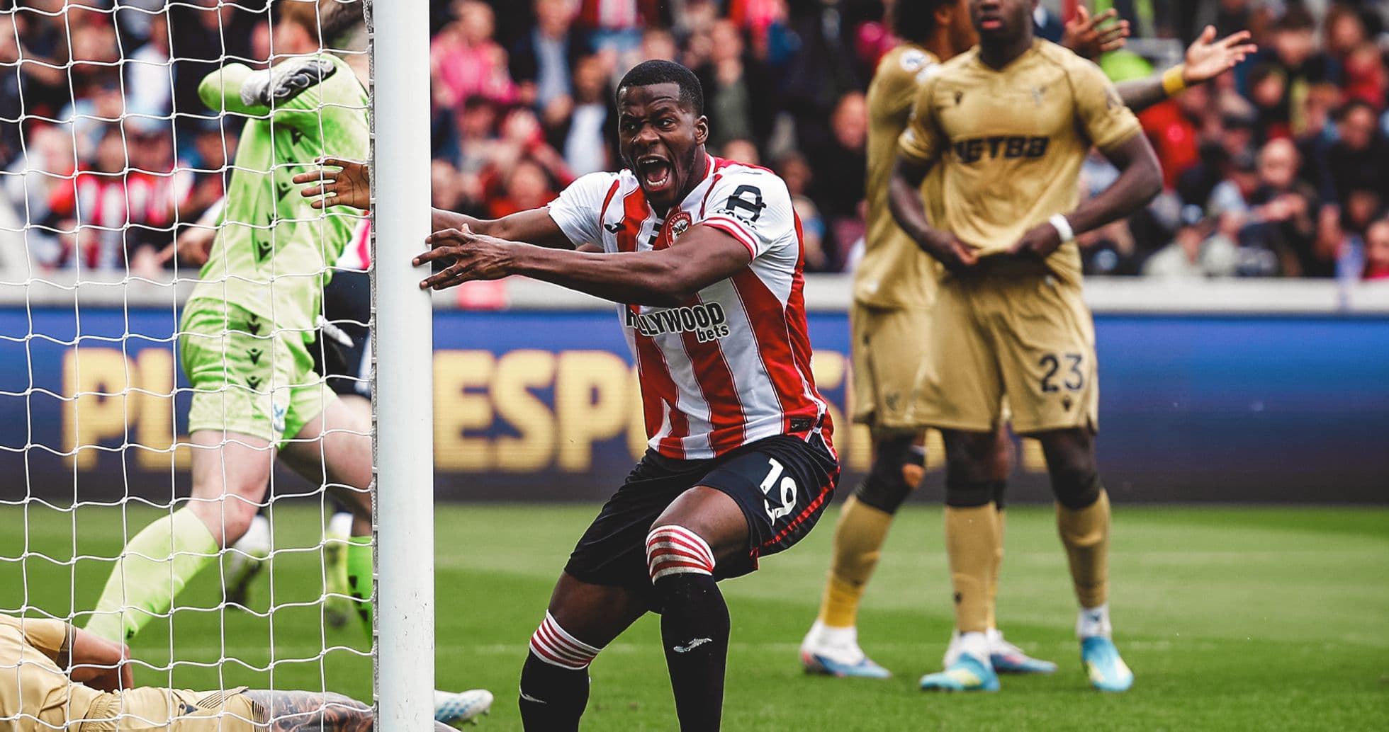 Brentford futbolçusu qolu qeyd edir